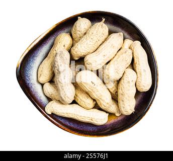 vue de dessus de cacahuètes entières dans un bol en céramique isolé sur arrière-plan blanc Banque D'Images