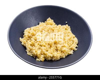 porridge de boulgur de blé dans un bol gris isolé sur fond blanc Banque D'Images