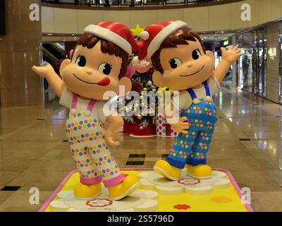 Peko et Poko Chan, mascottes de la confiserie Fujiya pour célébrer Noël Banque D'Images