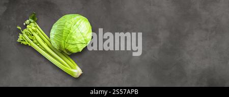 Bouquet de branche de céleri et chou vert isolé sur fond de bannière en béton. Vue de dessus. Bouquet de branches de céleri et chou vert isolé sur béton Banque D'Images