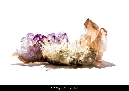 Améthyste et pierres précieuses de quartz isolées sur fond blanc. Améthyste et pierres précieuses de quartz sur fond blanc Banque D'Images