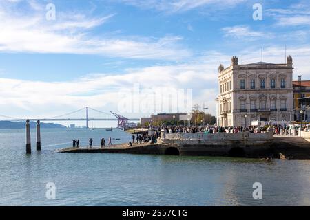 Une foule de visiteurs non identifiables à Cais das Colunas, les deux colonnes historiques du 18ème siècle flanquant des marches de marbre sur le fleuve Tage à Praca do Co Banque D'Images