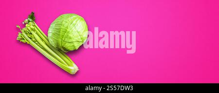 Bouquet de branche de céleri et chou vert isolé sur fond de bannière rose. Vue de dessus. Bouquet de branches de céleri et chou vert isolé sur bannière rose Banque D'Images