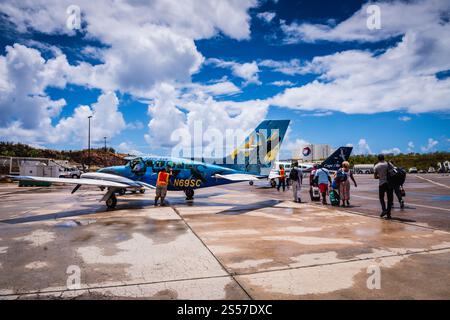 Thomas, USVI USA - 27 mars 2018 : passagers embarquant sur un vol Cape Air à l'aéroport Cyril E. King. Banque D'Images