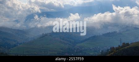 Nuages brumeux du matin dans la lumière du soleil et la campagne de montagne d'automne. Ukraine, montagnes des Carpates, chaîne de Borzhava, Transcarpathie. Banque D'Images