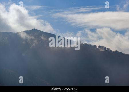 Nuages brumeux du matin dans la lumière du soleil et la campagne de montagne d'automne. Ukraine, montagnes des Carpates, chaîne de Borzhava, Transcarpathie. Banque D'Images