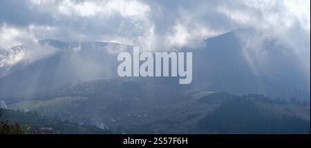 Nuages brumeux du matin dans la lumière du soleil et la campagne de montagne d'automne. Ukraine, montagnes des Carpates, chaîne de Borzhava, Transcarpathie. Banque D'Images