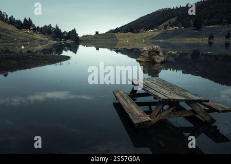 Lac des confins et paysage de montagne au lever du soleil. La Clusaz, haute-savoie, France. Lac des confins et paysage de montagne au lever du soleil. La Banque D'Images