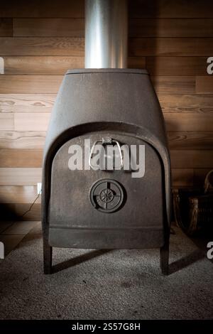 Vieux poêle à bois traditionnel en fonte. Gros plan. Vieux poêle à bois traditionnel Banque D'Images
