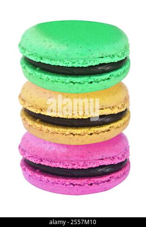 Macarons français doux et colorés isolés sur fond blanc. Macarons français doux et colorés Banque D'Images