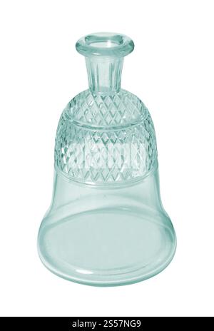 Gros plan d'une carafe de vin en verre isolée sur fond blanc. Gros plan d'une carafe à vin en verre Banque D'Images