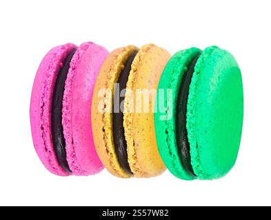 Macarons français doux et colorés isolés sur fond blanc. Macarons français doux et colorés isolés Banque D'Images