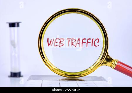 Une loupe se concentre sur le terme trafic Web, soulignant son importance dans la technologie et les stratégies de croissance des entreprises. Banque D'Images