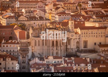 L'Elevador de Santa Justa, à gauche, et les ruines du Convento et de l'Igreja do Carmo dans le Chiado dans la ville de Lisbonne au Portugal. Portugal, Lisbonne, Banque D'Images
