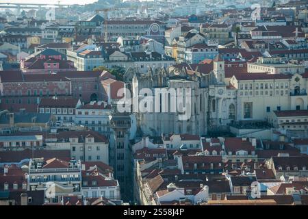 L'Elevador de Santa Justa, à gauche, et les ruines du Convento et de l'Igreja do Carmo dans le Chiado dans la ville de Lisbonne au Portugal. Portugal, Lisbonne, Banque D'Images