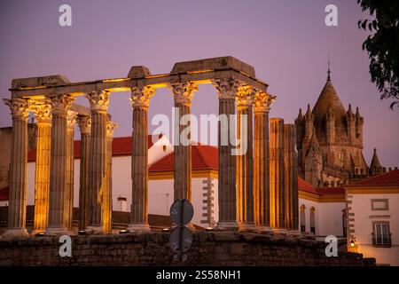 Le Templo de Diana ou Templo Romana sur le Largo do Conde de Vila Flor dans la vieille ville de la ville Evora en Alentejo au Portugal. Portugal, Evora, Banque D'Images