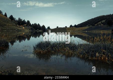 Lac des confins et paysage de montagne au lever du soleil. La Clusaz, haute-savoie, France. Lac des confins et paysage de montagne au lever du soleil. La Banque D'Images