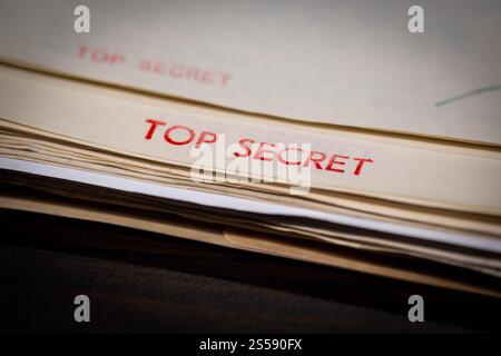 Marquages Top secret sur certains des dossiers que le MI5 a mis à la disposition des Archives nationales de Kew, dans l'ouest de Londres. Date de la photo : lundi 13 janvier 2025. Banque D'Images
