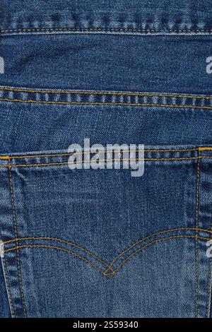 Fond de jeans bleu avec une poche en gros plan. Fond de jeans bleu avec une poche Banque D'Images