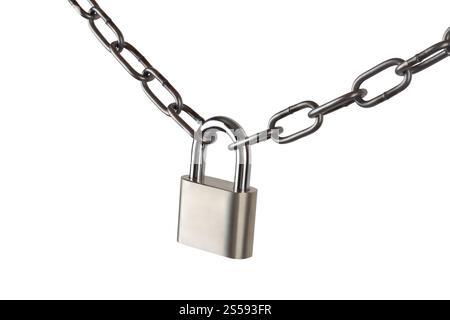 Serrure à clé verrouillée avec une chaîne isolée sur fond blanc. Serrure à clé verrouillée avec une chaîne, chemin de clipsage Banque D'Images