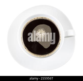 vue de dessus d'une tasse blanche avec thé à la racine de chicorée sur soucoupe isolée sur fond blanc Banque D'Images