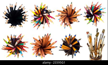 jeu de différents stylos et crayons bronzés isolés sur fond blanc Banque D'Images