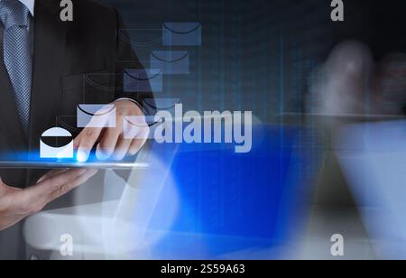 Businessman hand pointing de cadenas sur l'écran tactile ordinateur comme Internet security concept d'affaires en ligne Banque D'Images