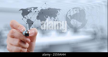 Businessman hand montrant cadenas sur l'écran tactile ordinateur comme Internet security concept d'affaires en ligne Banque D'Images