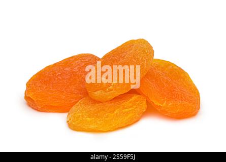 Abricots séchés sur fond blanc. Abricots séchés Banque D'Images