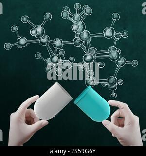 Médecin chercheur détient la main ouverte 3D virtuelle capsule comprimé avec handdrawn structure moléculaire sur tableau noir Banque D'Images
