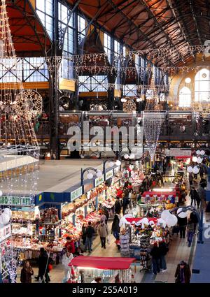 Intérieur du nagycsarnok, Grand marché, avec décorations de Noël, Budapest, Hongrie Banque D'Images