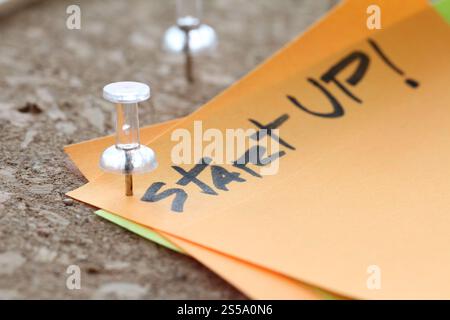 Gros plan sur la broche et démarrer Word sur sticky note avec panneau de liège comme concept Banque D'Images