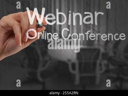 La main Webinaire avec fond papier froissé comme concept Banque D'Images