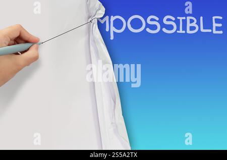 Tirez la main papier froissé afficher mot impossible transformé en possible comme concept Banque D'Images