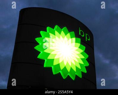 Photo du dossier datée du 10/03/22 d'une photo d'une enseigne BP. Le géant pétrolier BP a retardé un événement investisseur qui devait se tenir à New York pour permettre au patron Murray Auchincloss de se remettre après une procédure médicale car il a signalé un affaiblissement des transactions de fin d’année. Son événement prévu sur les marchés des capitaux, qui devait se tenir le 11 février à New York, sera reporté au 26 février et aura lieu à Londres. Date d'émission : mardi 14 janvier 2025. Banque D'Images