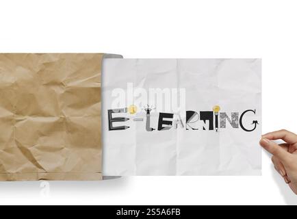 Main tirant le papier froissé de l'enveloppe avec le mot de conception E-LEARNING comme concept Banque D'Images
