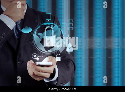 Businessman hand pointing de cadenas sur l'écran tactile ordinateur comme Internet security concept d'affaires en ligne Banque D'Images
