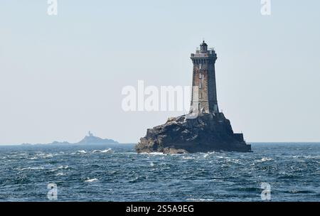 Plan d’eau « Raz de sein » (Bretagne, nord-ouest de la France) : phare de la vieille entre le promontoire de la pointe du Raz et l’île « île de sein » Banque D'Images