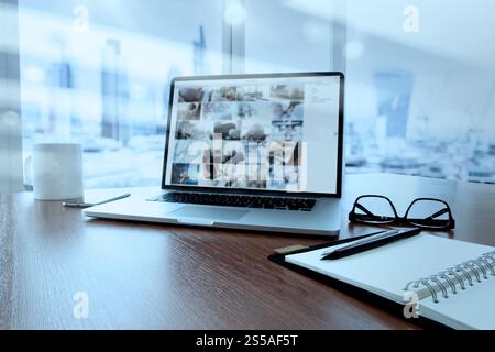 Travail de bureau avec ordinateur portable et téléphone intelligent sur table en bois Banque D'Images