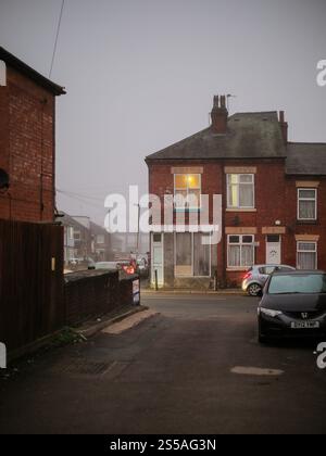 une scène de rue brumeuse légèrement étrange à l'heure dorée Banque D'Images