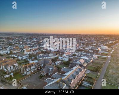 Vue aérienne de l'est Wittering à l'aube regardant vers la ville dans l'ouest Sussex Banque D'Images