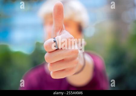 Homme donnant un geste Thumbs Up à l'extérieur Banque D'Images
