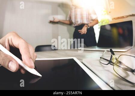 Deux collègues discuter de web designer et de données d'écran vide et l'ordinateur tablette numérique portable avec smart phone sur le concept d'un bureau en bois Banque D'Images