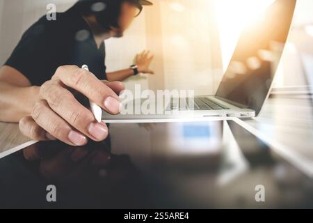Concepteur de site web et l'ordinateur tablette numérique de travail de l'ordinateur portable sur un bureau en bois comme concept Banque D'Images