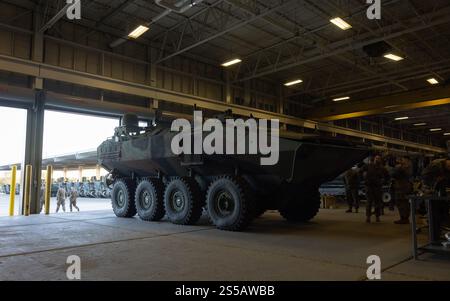 Un véhicule de combat amphibie du corps des Marines des États-Unis avec le 2e bataillon amphibien d'assaut, 2e division des Marines, mis en scène dans une baie de maintenance sur le corps des Marines Ba Banque D'Images