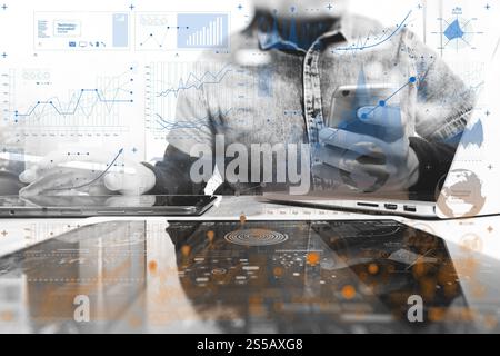 Main designer travaillant en studio de création. En utilisant les ordinateurs portables tablette numérique smart phone.responsive design site web, noir blanc Banque D'Images