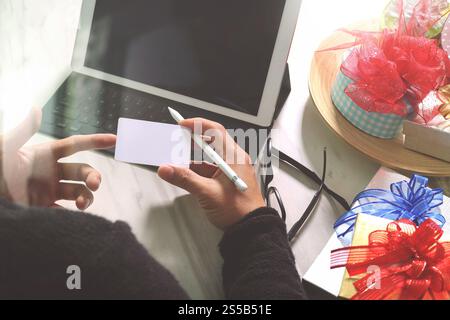Cadeau donnant main créative choix et main avec cadeau. Livraison de cadeau, surprise, ordinateur tablette amarrant le téléphone intelligent clavier intelligent sur mable Banque D'Images