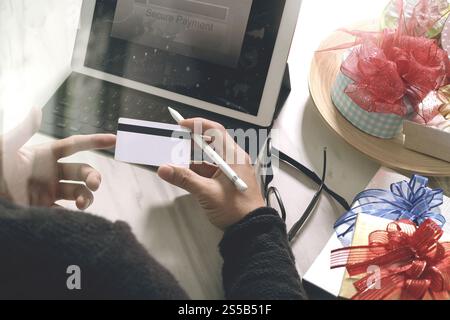 Cadeau donnant main créative choix et main avec cadeau. Livraison de cadeau, surprise, ordinateur tablette amarrant le téléphone intelligent clavier intelligent sur mable Banque D'Images