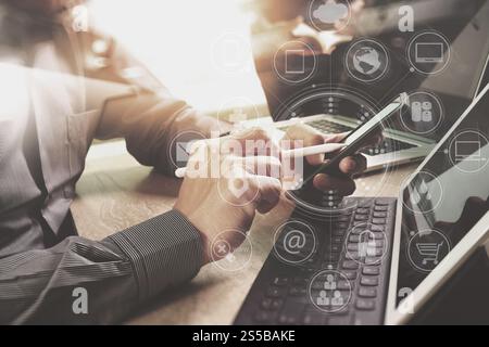 Designer Businessman la main à l'aide de smart phone mobile,paiement en ligne,shopping,omni channel digital tablet clavier d'ordinateur dans le bureau moderne Banque D'Images