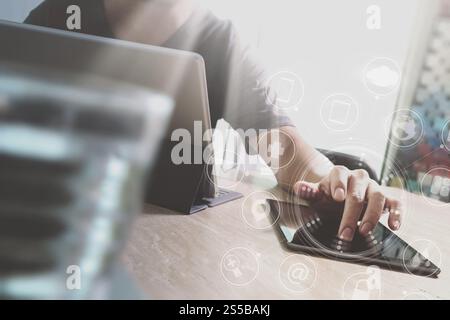 Designer Businessman la main à l'aide de smart phone mobile,paiement en ligne,shopping,omni channel digital tablet clavier d'ordinateur dans le bureau moderne Banque D'Images